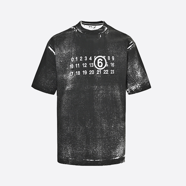 マルジェラ 25SS フロントとバックに白黒ダブルレタープリントの半袖