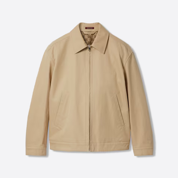 胸元に小さなロゴが入ったグッチの無地ジャケット