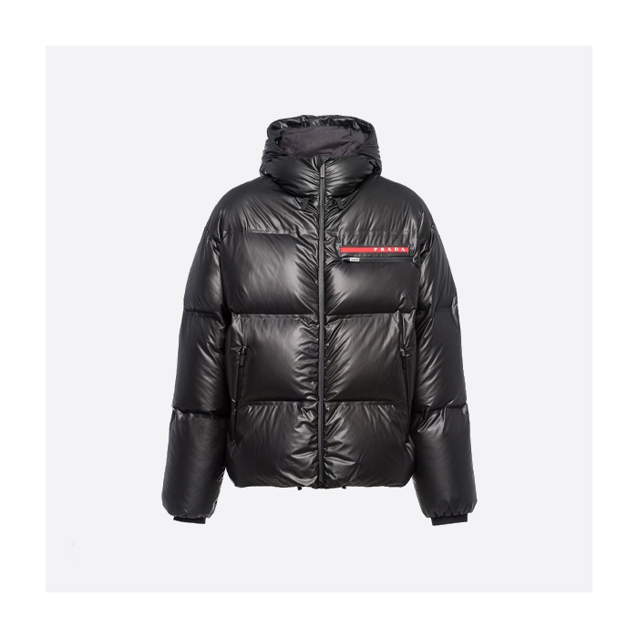 プラダのクラシックな赤のストライプのダウンジャケット