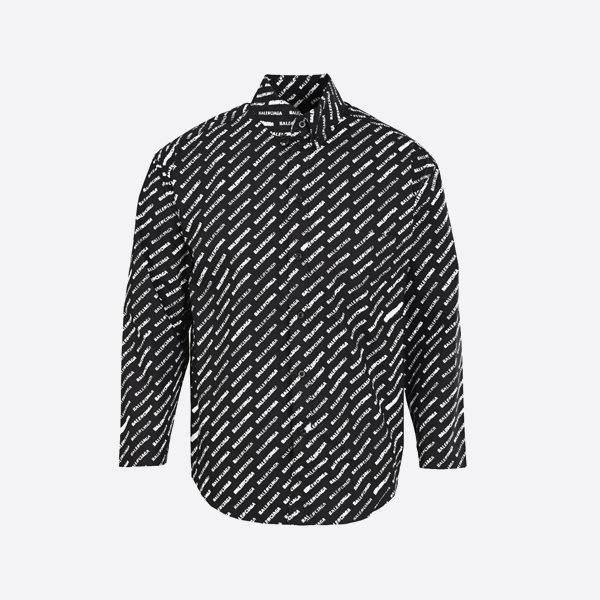 バレンシアガの長袖シャツ（全面にレタリング入り）