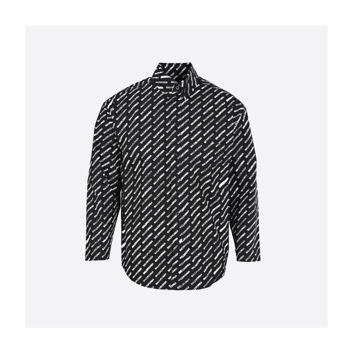 バレンシアガの長袖シャツ（全面にレタリング入り）