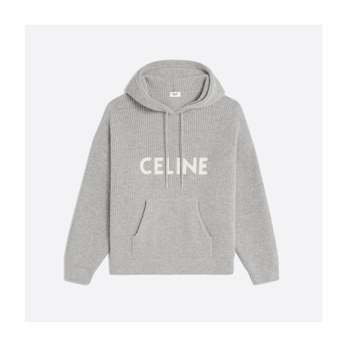 セリーヌの胸元にレタリングが入ったフード付きニットセーター