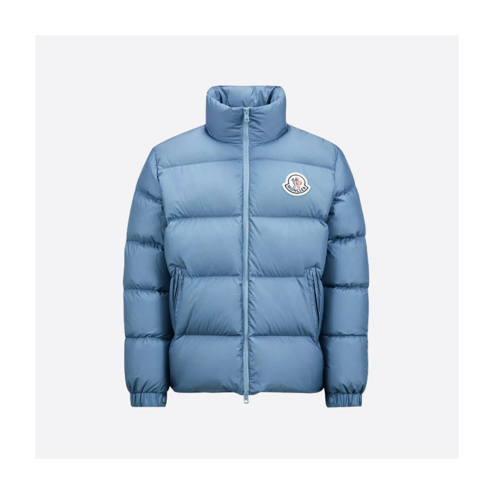 モンクレール ラージバッジ スタンドカラー ダウンジャケット（ヘイズブルー）