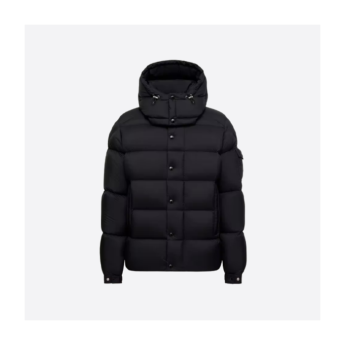 モンクレールのブラックダウンジャケット