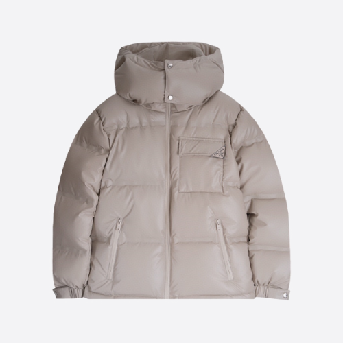 プラダのネームプレートが入ったダウンジャケット、アプリコットカラー