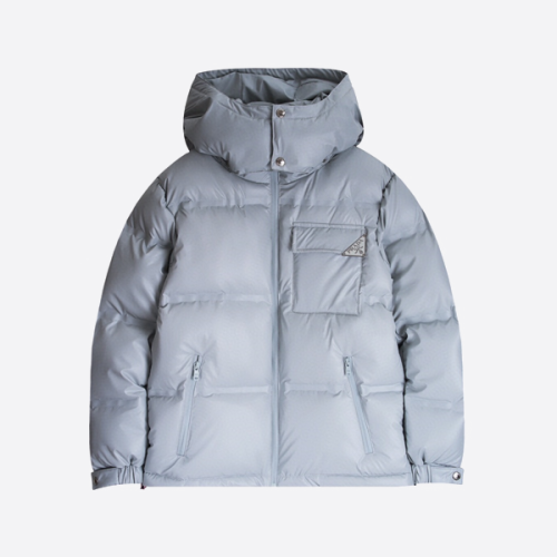 プラダのネームプレートが入ったダウンジャケット、ブラック