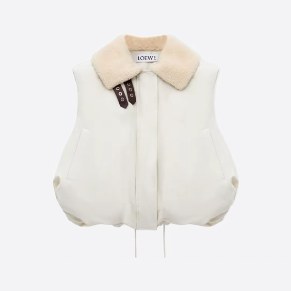 ロエベのオフホワイトのファーカラー付きダウンベスト